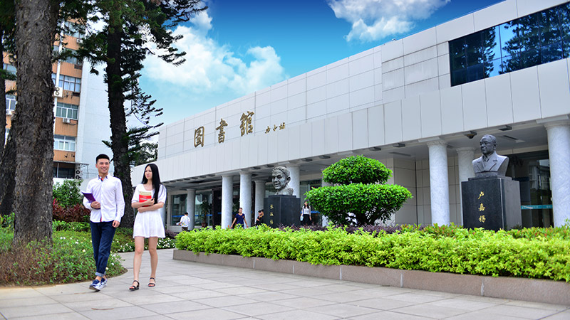 《逐光而行》敏学篇，发现至诚学子追光求索的青春色彩
